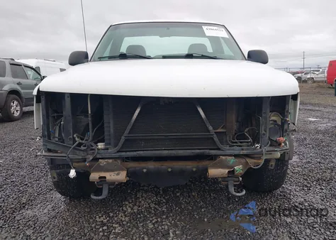 2000 Chevrolet Silverado 1500 z USA, uszkodzony, nr VIN 1GCEC14VXYE414748